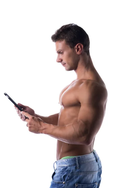 Bodybuiler masculino, segurando o ebook reader ou tablet Pc — Fotografia de Stock