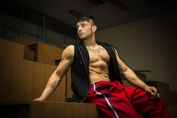 Mann innen tragen Weste auf nackten Oberkörper — Stockfoto