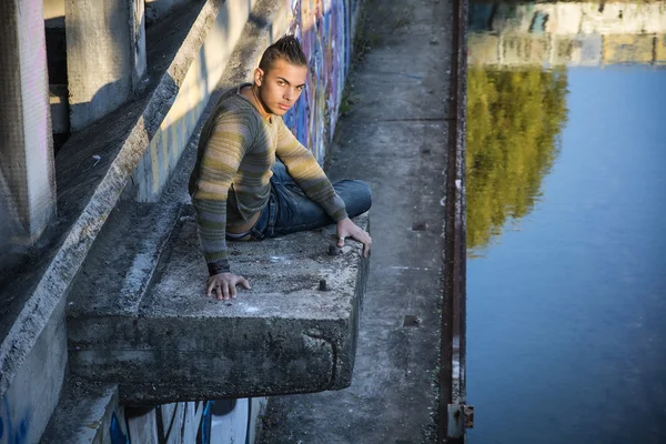 Man op betonnen constructie — Stockfoto