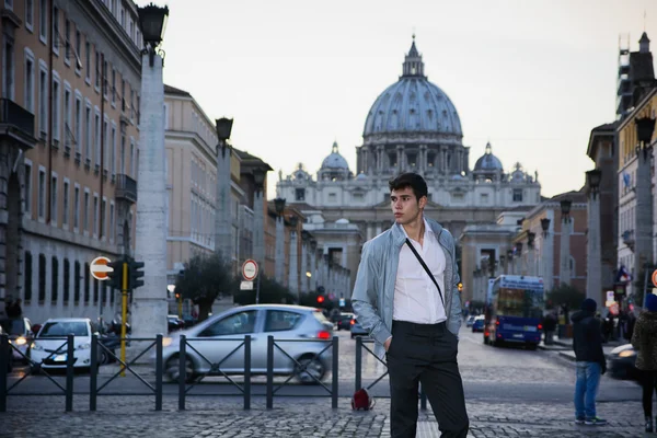 Młody człowiek stojący na placu St Peters — Zdjęcie stockowe