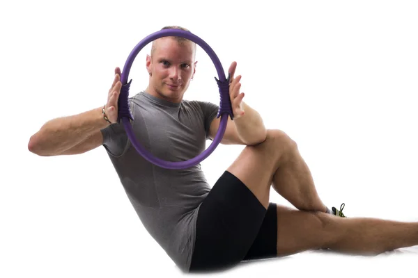 Homem com anel de pilates — Fotografia de Stock