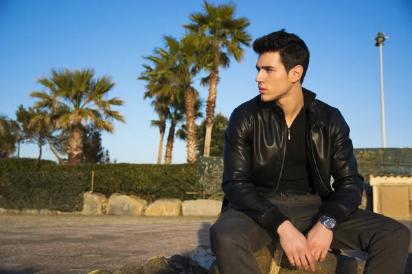 Handsome young man sitting waiting — Stock Photo, Image