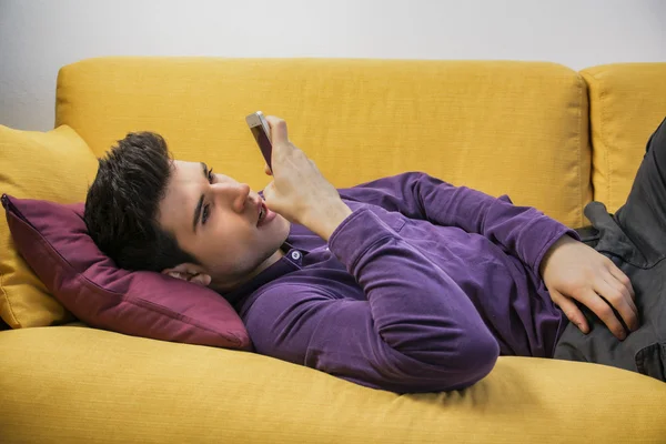 Man recording voice message on cell phone — Stock Photo, Image