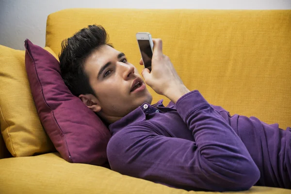 휴대 전화에 음성 메시지를 녹음 하는 남자 — 스톡 사진