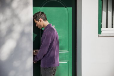 Genç adam bir kapı bir evin girme