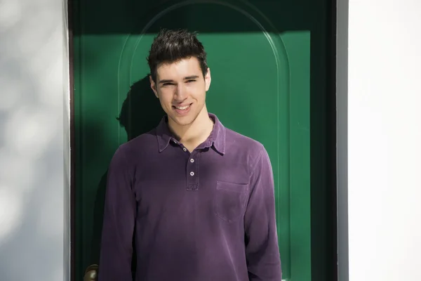 Przystojny mężczyzna stojący przed drzwiami — Zdjęcie stockowe