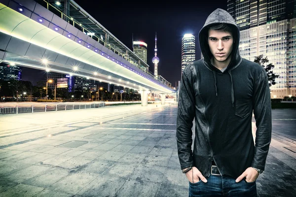 Lindo homem Youn camisa com capuz na rua cidade — Fotografia de Stock