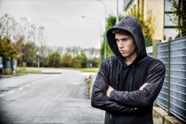 Açık duran siyah hoodie kazaklı yakışıklı genç