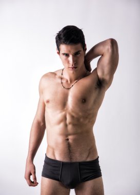 Çekici genç adam kafasına beyaz arkasında tam anlamıyla uyum