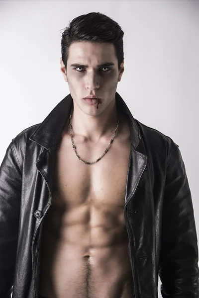 Young Vampire Man in een Open Black Leather Jacket, tonen zijn borst en Abs — Stockfoto