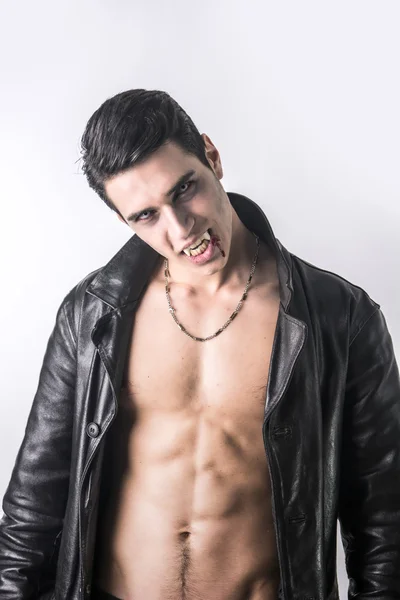 Vampiro homem com casaco aberto preto sobre fundo branco — Fotografia de Stock