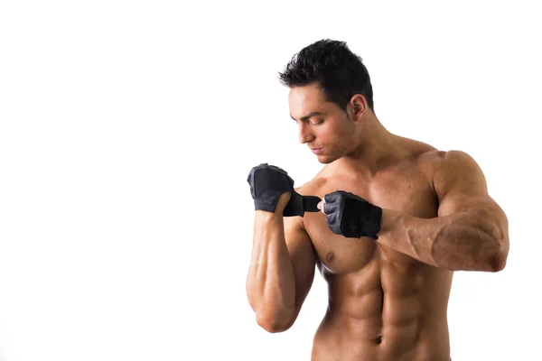 Topless Muscled Man vestindo luvas para treino — Fotografia de Stock