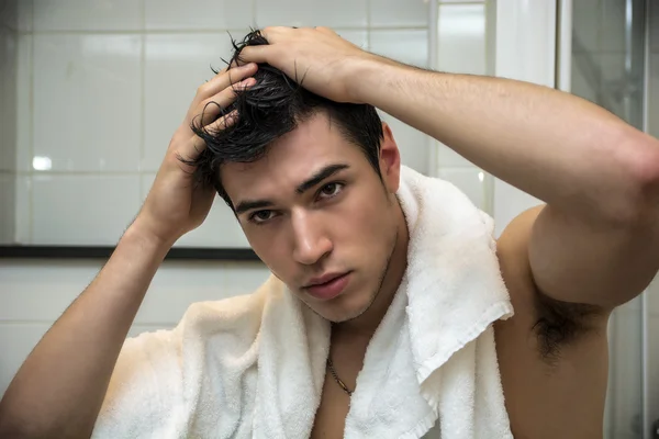 Homme magnifique après sa douche tenant sa tête — Photo