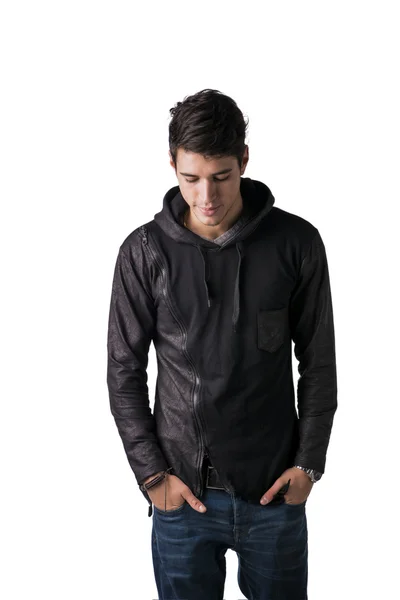 Knappe verlegen jongeman in zwarte hoodie trui staande — Stockfoto