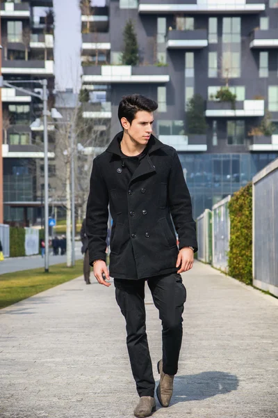 Hombre elegante de capa negra en el centro de la ciudad — Foto de Stock