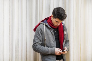 Telefonunda bir mesaj yazarak kapalı duran adam