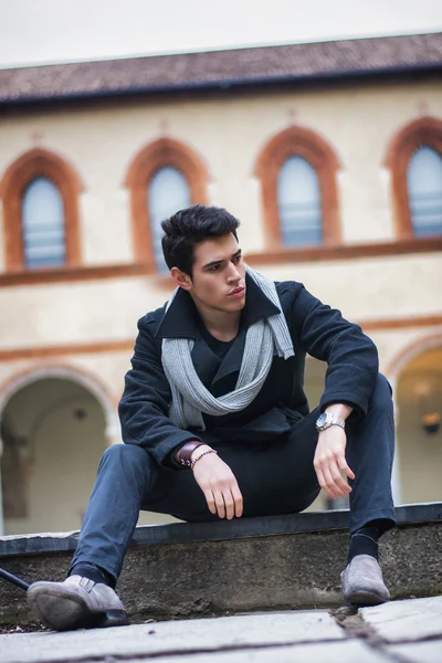 Moda hombre sentado al aire libre en edificio histórico —  Fotos de Stock