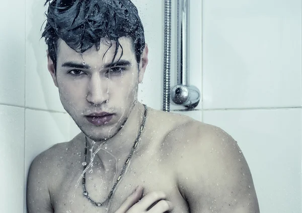 Закрыть вверх привлекательных мышечное человек принимает душ — стоковое фото