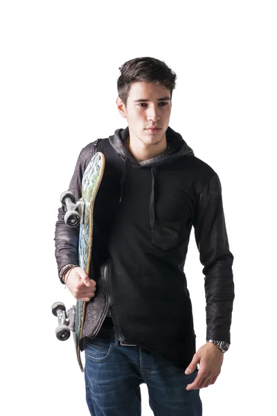 彼の腕の下でスケート ボードを持つハンサムな男 — ストック写真