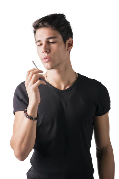 Красивый мужчина, глядя на его сигареты — стоковое фото