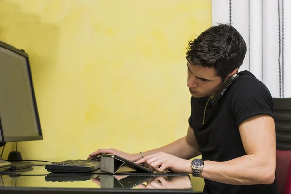 Jovem empresário ou trabalhador em casa, tendo uma ligação — Fotografia de Stock