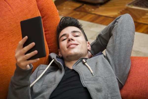 Przystojny mężczyzna czytanie z ebook czytelnik — Zdjęcie stockowe