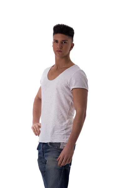 Modny młody człowiek w biały t-shirt i dżinsy — Zdjęcie stockowe