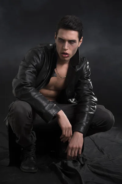 Joven vampiro masculino en chaqueta de cuero negro — Foto de Stock