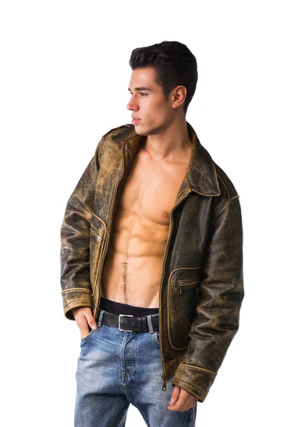 Όμορφος νεαρός άνδρας που φοράει δερμάτινο μπουφάν σε γυμνό κορμό — Φωτογραφία Αρχείου