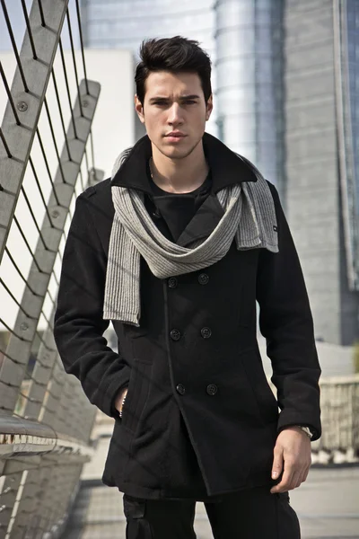 Stylowe młody przystojny mężczyzna w czarnym płaszczu — Zdjęcie stockowe