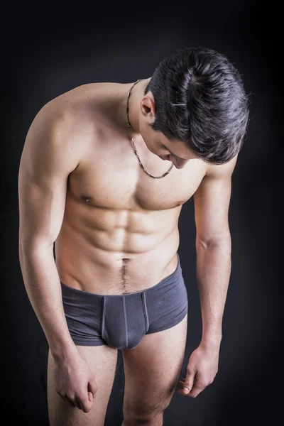 Forma joven sin camisa usar sólo ropa interior — Foto de Stock