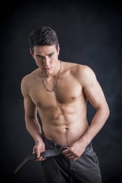 Passen shirtless jonge man dragen alleen broek — Stockfoto