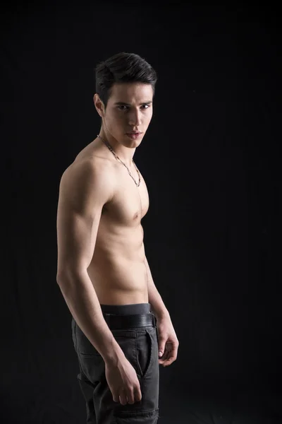 Gut aussehend nackter Oberkörper muskulösen jungen Mannes Profil — Stockfoto