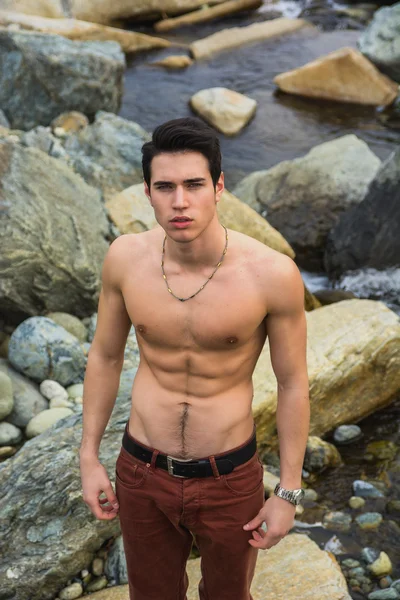 Без рубашки молодой человек открытый в поток реки или воды — стоковое фото