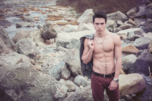Gömleksiz genç adam açık nehir veya su akışı — Stok fotoğraf