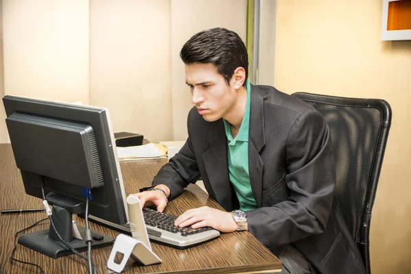 Hombre de negocios sentado en el escritorio en la oficina —  Fotos de Stock