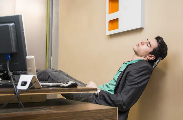 Sobrecarregado, cansado jovem empresário dormindo — Fotografia de Stock