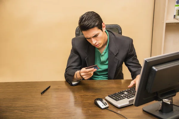 Joven empresario estar usando tarjeta de crédito — Foto de Stock