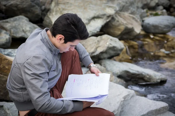 Νεαρός άνδρας των φοιτητών που σπουδάζουν σε εξωτερικούς χώρους — Φωτογραφία Αρχείου