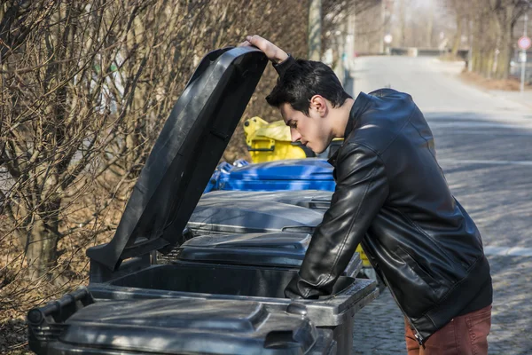 Aantrekkelijke jonge man het blussen van afval — Stockfoto