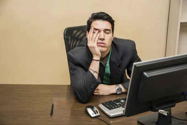 Zmęczony znudzony młody biznesmen — Zdjęcie stockowe
