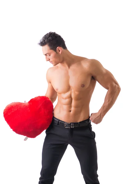 Uomo sexy con muscoli che tengono il giocattolo del cuore rosso — Foto Stock