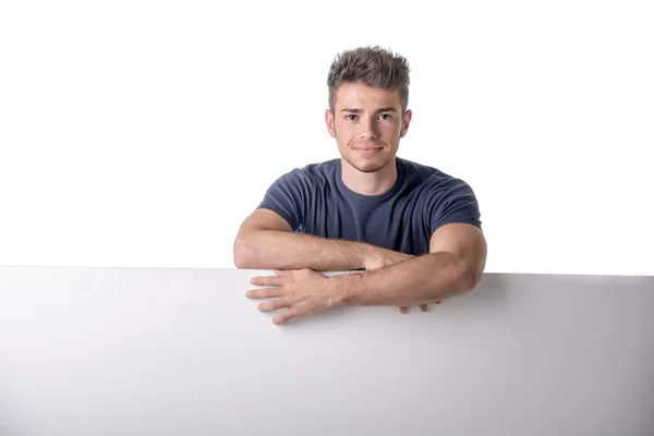 Hombre detrás de una pancarta blanca horizontal en blanco —  Fotos de Stock