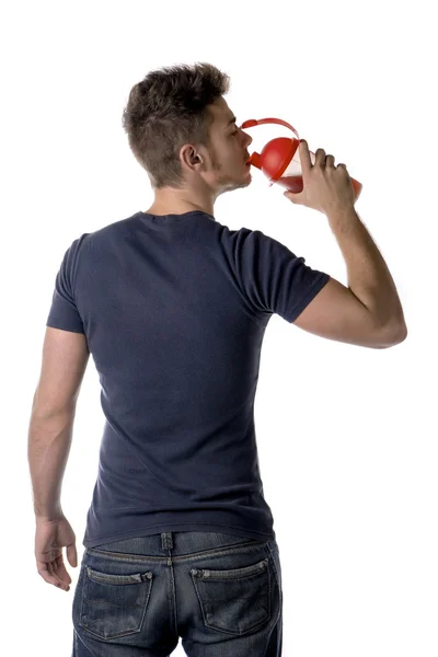 Повернення молодого чоловіка або підлітка, що п'є білковий струс — стокове фото