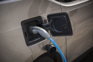 Elektrikli arabayı şarj etmek.