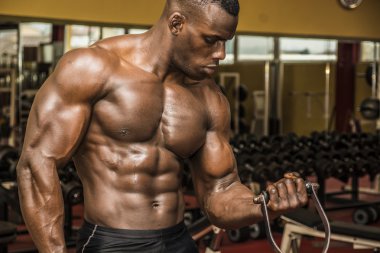 spor salonunda çalışma dışarı iri parça kas siyah vücut geliştirmeci