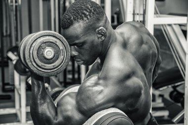 spor salonunda çalışma dışarı iri parça kas siyah vücut geliştirmeci