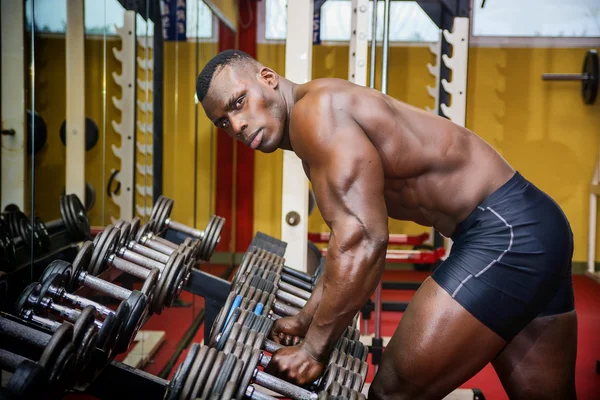 Handsome black male bodybuilder resting after workout — Stock Photo, Image