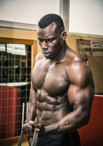 Bodybuilder de black musclé Hunky entraînais dans la salle de gym — Photo