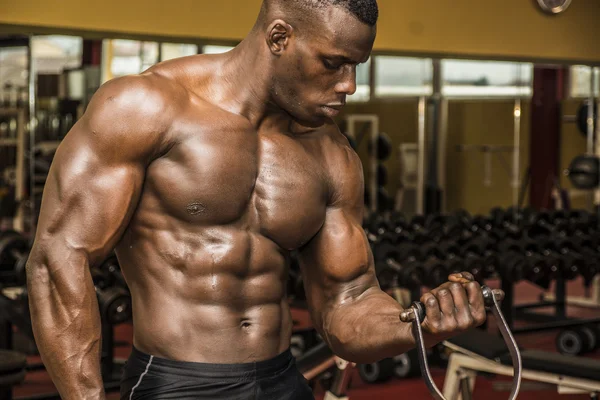 Hunky gespierde zwarte bodybuilder trainen in de sportschool — Stockfoto